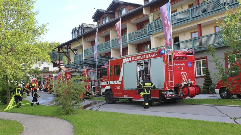 Viele Feuerwehrleute waren am Montagmorgen in einem Hotel in Geiersthal im Einsatz.