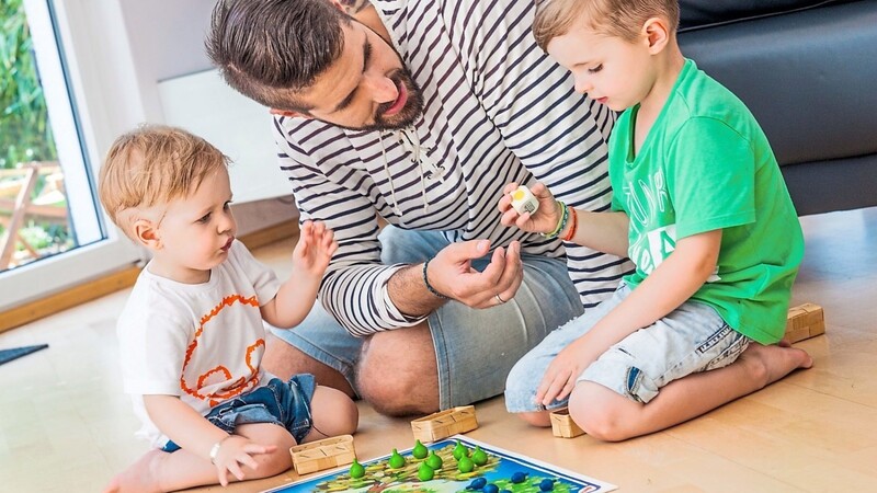 "Gerade in Kurzarbeit erleben vielen Väter, dass sie viel Zeit bei der Familien verbringen. Väter geben dabei eine hohe Zufriedenheit an", sagt der Forscher Martin Bujard vom BIB.