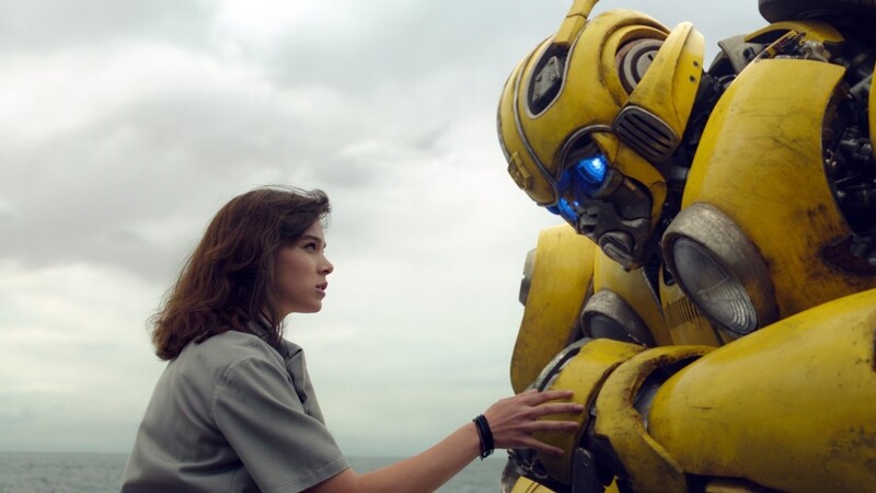 Sie lernen, einander zu verstehen: Hailee Steinfeld als Charlie und der Roboter Bumblebee
