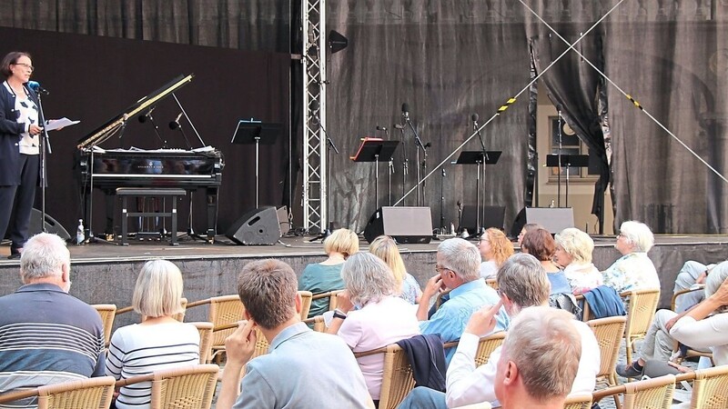 Oberbürgermeisterin Gertrud Maltz-Schwarzfischer eröffnet das 40. Bayerische Jazzweekend.