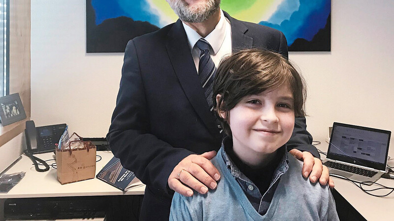 Der neunjährige Laurent Simons aus Amsterdam steht vor Professor Peter Baltus, bei dem er seinen Bachelor macht.