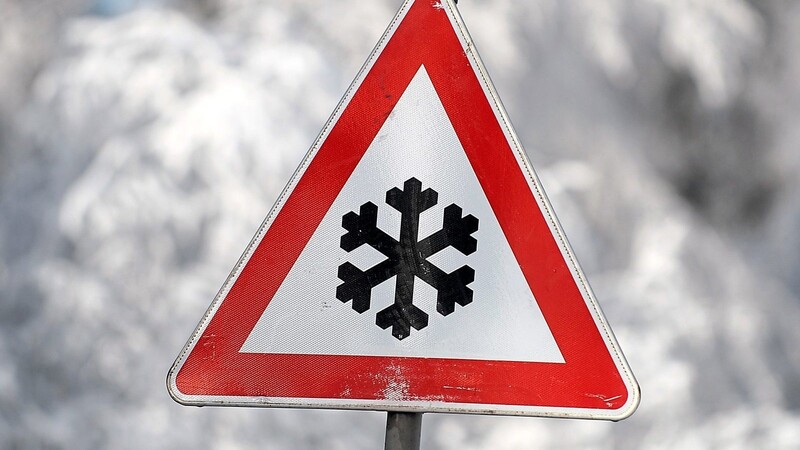 Fußgänger, Radfahrer und Autofahrer sollten sich auf winterliche Straßenverhältnisse einstellen.