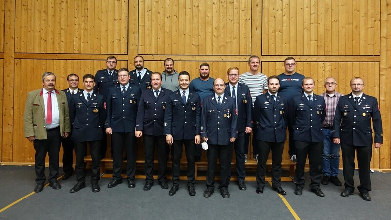 Die Feuerwehr Miltach stellt sich neu auf: die neu gewählte Vereinsführung und die Führung des aktiven Bereichs.