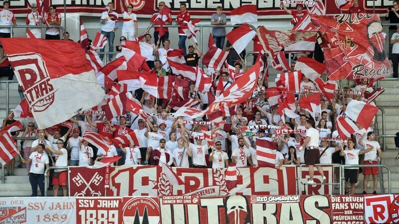 Der Vorverkauf für das Jahn-Auswärtsspiel gegen den HSV startet am Dienstag.