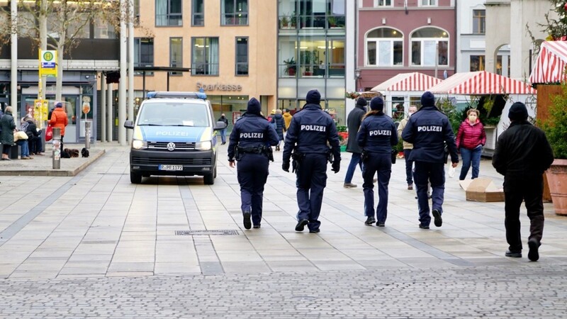 Immer wieder kontrolliert die Regensburger Polizei an öffentlichen Plätzen, ob die Maskenpflicht eingehalten wird (Archivbild).