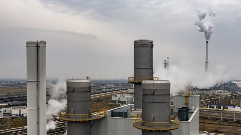 Die Chemieindustrie - hier ein Gaskraftwerk im Chemiepark Leuna - würde besonders unter einem Gasembargo gegen Russland leiden.