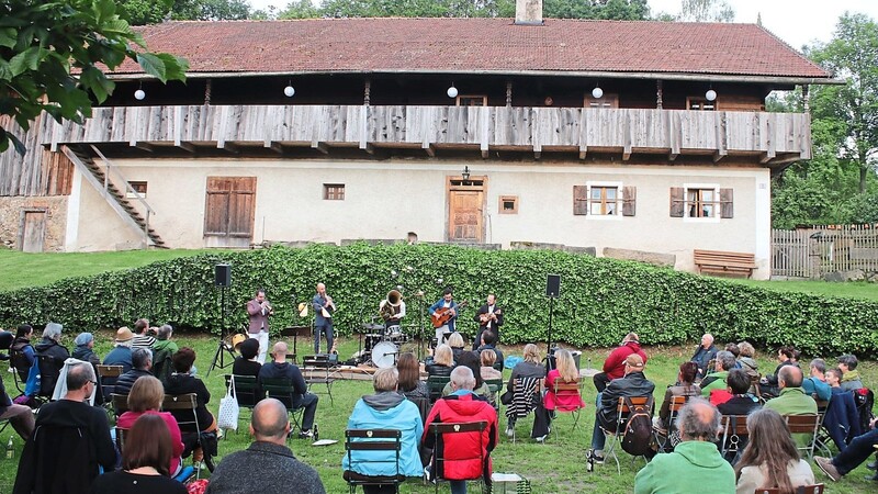 Vor der Kulisse des denkmalgeschützten Steinhofes erlebten die Zuhörer Musikgenuss an einem lauen Sommerabend.