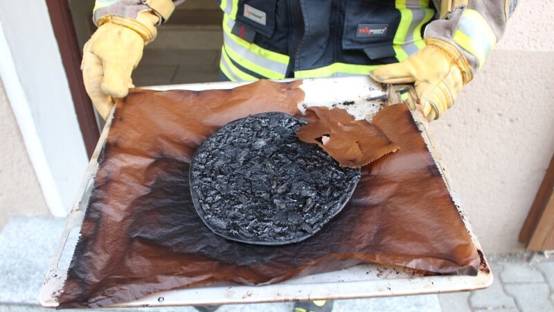 Eine vergessene Pizza hat am Samstagnachmittag in Straubing einen Feuerwehreinsatz ausgelöst.