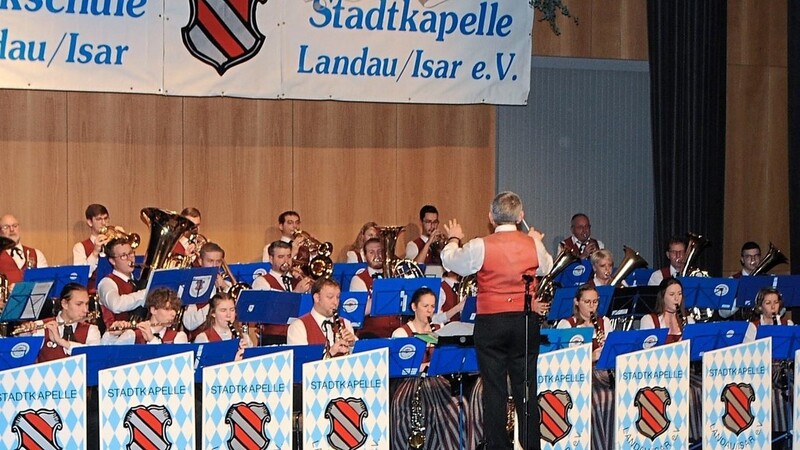 30 Jahre Stadtkapelle Landau unter der Leitung von Heinrich Troiber - ein musikalisches Aushängeschild der Stadt Landau.