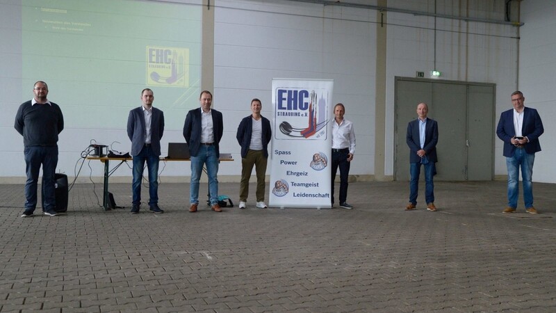 Die scheidenden Vorstände Hannes Süß (links) und Markus Böhm (rechts) übergaben das Zepter an die neuen Vorstände Edin Ramic (ab 2. von links), Helmut Kößl, Oliver Vöst, Peter Zankl und Axel M. Koch.