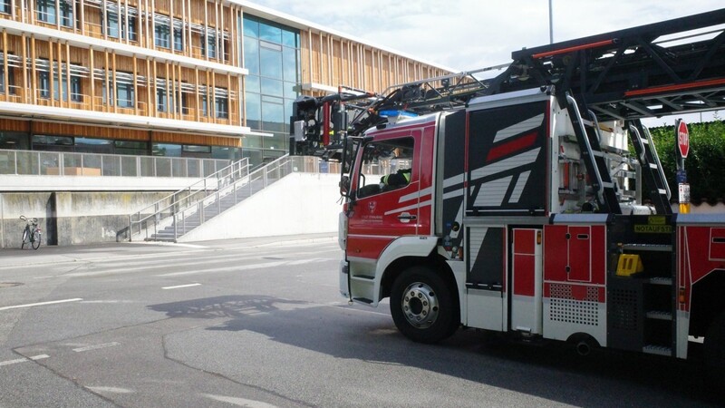 Die Brandmeldeanlage des Neubaus an der Uferstraße, der Chemie-Neubau des TUM-Campus Straubing, alarmierte am Freitag kurz vor Mittag die Freiwillige Feuerwehr.