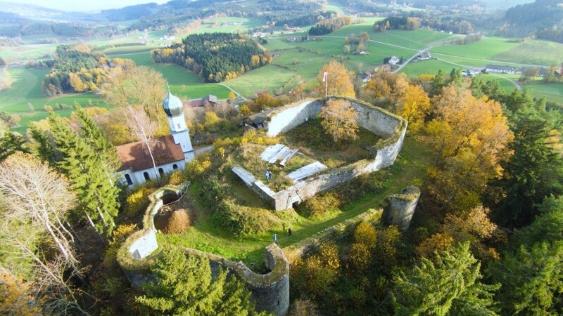 Aus der Luft lässt sich die imposante Anlage der ehemaligen Burg vollständig überblicken. Zu Füßen der Ruine wurde später die Wallfahrtskirche Mariä Geburt gebaut.