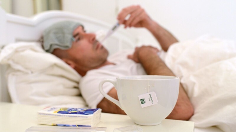 Erkältungs-Patient im Bett. Bei Männern reagiert das Immunsystem potenziell etwas anders, als bei Frauen. (Symbolbild)