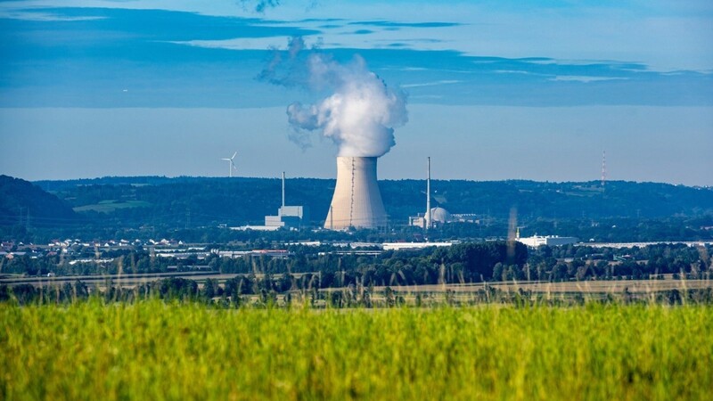 Die Atomkraftwerke Isar 1 (l.) und Isar 2 mit dem Kühlturm in der Mitte. Die Katastrophe in einem Kernkraftwerk in Fukushima vor zehn Jahren hat den Ausstieg aus der Atomenergie in Deutschland eingeleitet.