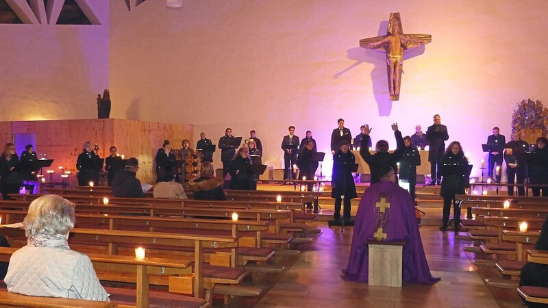 Der Kammerchor Regensburg unter der Leitung von Angelika Achter stimmte mit wunderbaren Liedern ein auf eine besinnliche Adventszeit.