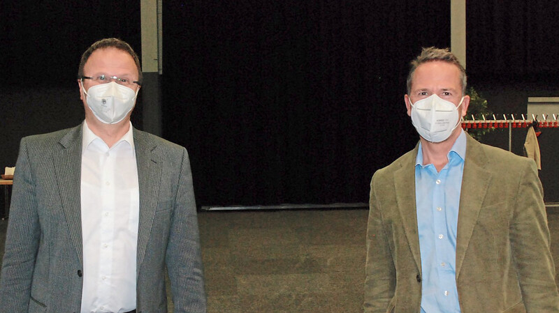 Klinikums-Geschäftsführer Philipp Ostwald (rechts) und der Ärztliche Direktor Professor Stephan Holmer schilderten den Stadträten die aktuelle Corona-Lage in der Region Landshut.