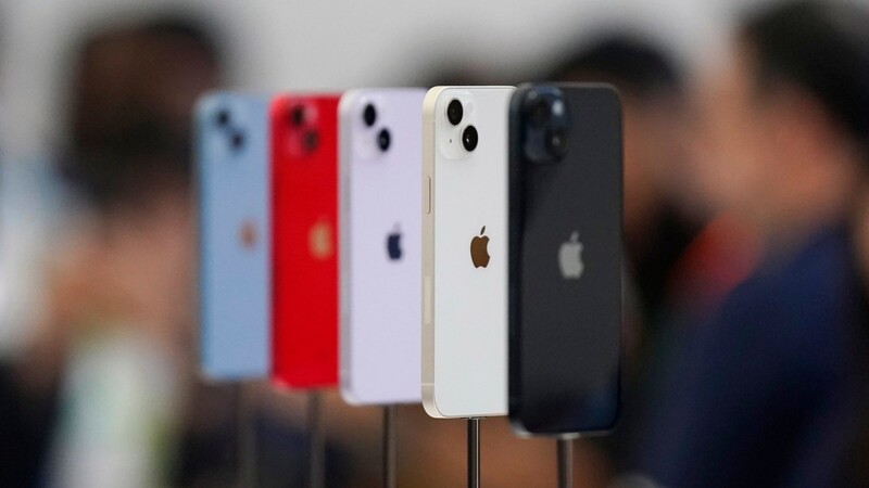 Die neuen iPhone 14 Telefone sind auf einer Apple-Veranstaltung auf dem Campus des Apple-Hauptquartiers in Cupertino zu sehen.