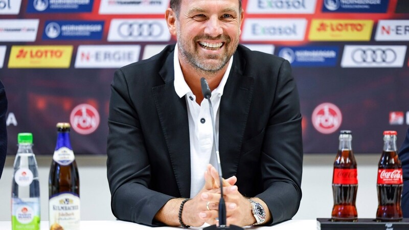 Gut gelaunt erscheint Markus Weinzierl bei seiner Vorstellung als neuer Trainer des 1. FC Nürnberg.