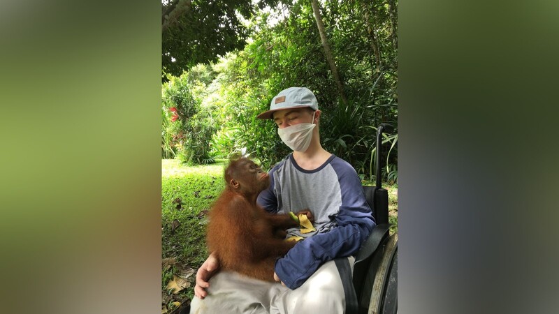 Benni Over mit einem Orang-Utan. Er engagiert sich für die Tiere.