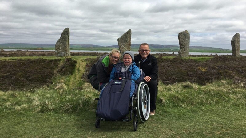 Benni Over mit Papa Klaus und Mama Connie im Urlaub 2018 auf den schottischen Orkney-Inseln. Der 29-Jährige wird seit knapp drei Jahren künstlich beatmet - ein neuer Gesetzentwurf bereitet der Familie Sorgen.