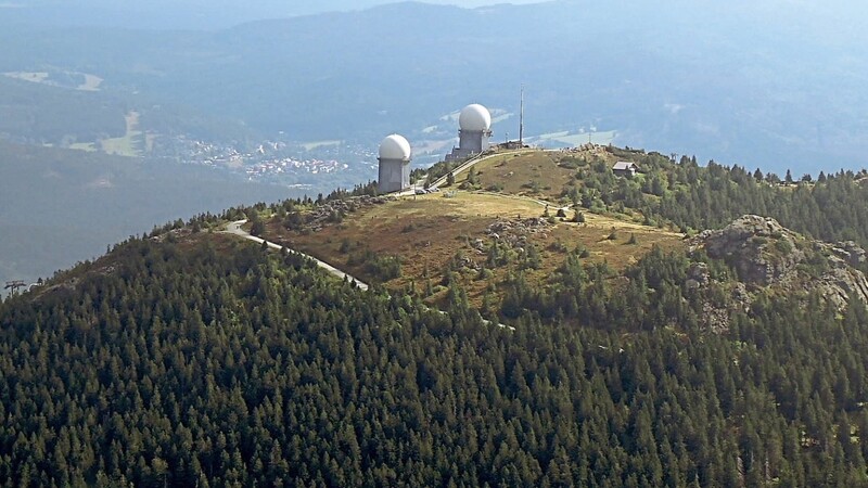 Wahrzeichen: Die beiden Radarkuppeln auf dem Großen Arber. Die Station ist die höchstgelegene Dienststelle der Bundeswehr.