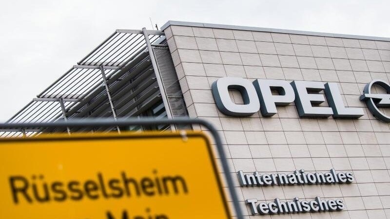 Der Autobauer Opel muss im Diesel-Skandal wegen der Funktionsweise der Abgasreinigung bei drei Modellen Rede und Antwort stehen.