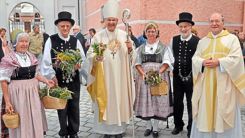 Die Treuen der Braunauer Heimatgruppen mit Bischof Rudolf und Pfarrer Pater Michael Rink OSB. Maria Büttner (l.), kommt seit mehr als 60 Jahren nach Rohr und feierte am Festtag ihren 90. Geburtstag.