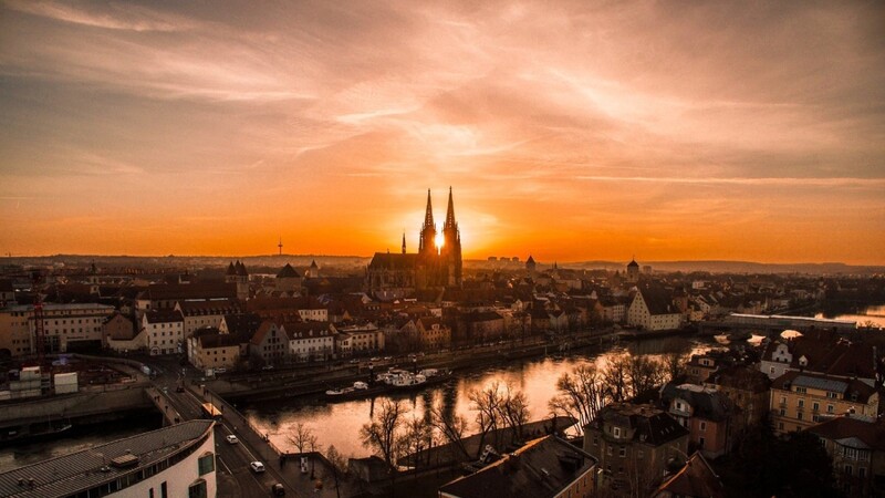 Luftaufnahme: Sonnenuntergang über Regensburg.