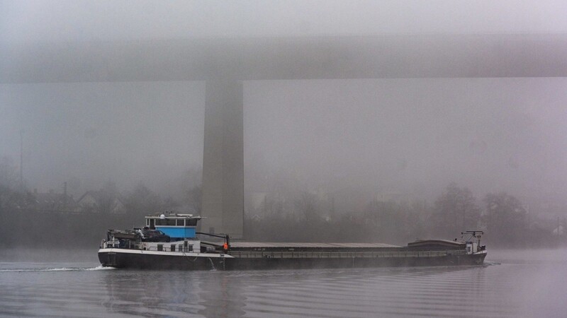 Ein Schiff ist im Landkreis Passau an einer Schleuse hängen geblieben. (Symbolbild)