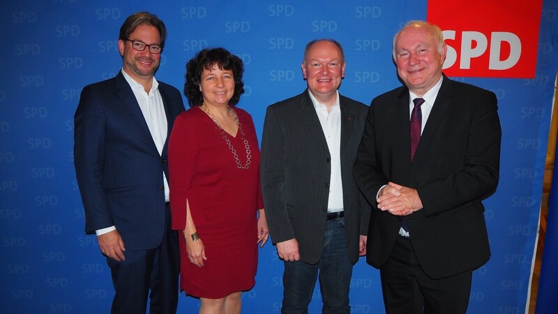 Dr. Bernd Vilsmeier ist der SPD-Landratskandidat für die Kommunalwahlen 2020 - Florian Pronold, Ruth Müller und Landrat Heinrich Trapp gratulieren zur Nominierung.