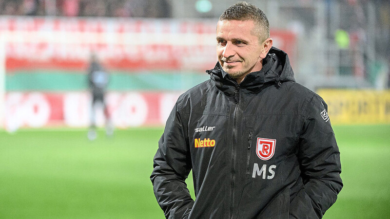 Mit gemischten Gefühlen sieht Jahn Regensburgs Trainer Mersad Selimbegovic dem Geisterspiel gegen Werder Bremen entgegen.
