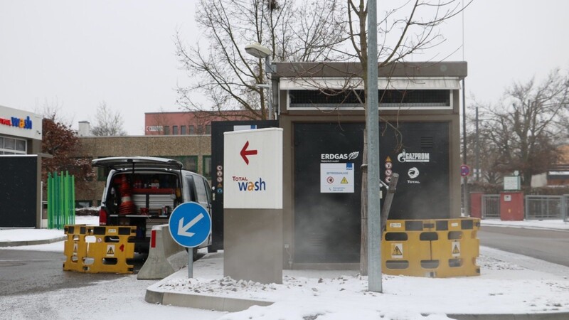 Bei der Inaugenscheinnahme am Montag war der Reparaturservice von Gazprom (VW-Bus links) dabei, ein Leck im Kompressorhaus der Erdgasanlage in xder Osterhofener Straße zu reparieren. Dort wird das Gas mit 200 bar zusammengepresst.