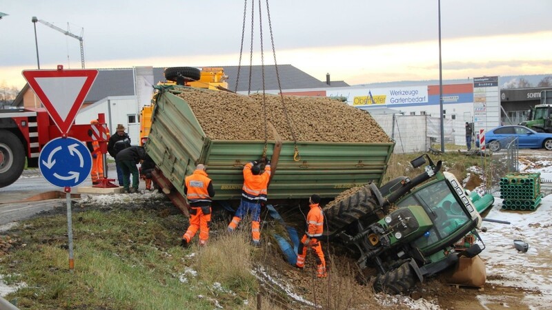 In Langquaid (Landkreis Kelheim) ist am Montag ein Traktor von der Fahrbahn abgekommen und in einen Graben gerutscht.