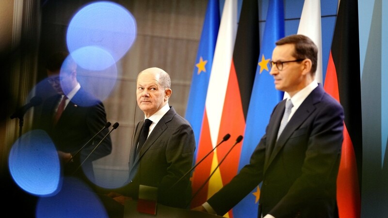 Bundeskanzler Olaf Scholz (l.) und der Ministerpräsident von Polen Mateusz Jakub Morawiecki. Den Forderungen Polens nach deutschen Reparationen für den Zweiten Weltkrieg erteilte Scholz eine deutliche Absage.