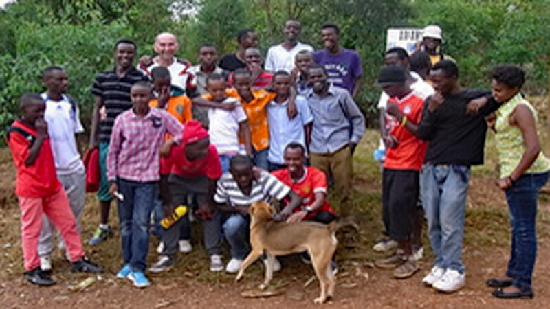 Dr. Alfred Jahn im Kreise einiger seiner Schützlinge des Vereins "Kinderhilfe in Ruanda".