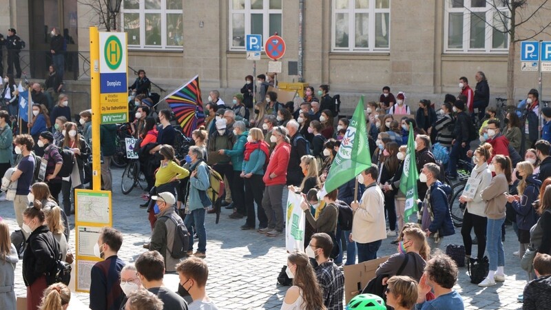 Gut 1.000 Menschen nahmen in der Spitze an dem Klimaprotest in Regensburg teil.