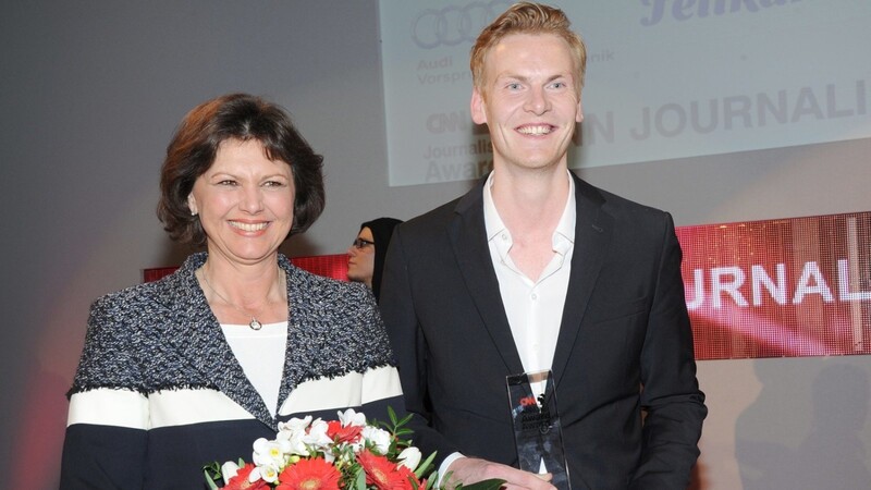 Claas Relotius freut sich 2014 seiner Laudatorin Ilse Aigner über die Ehrung als "CNN Journalist of the Year 2014".