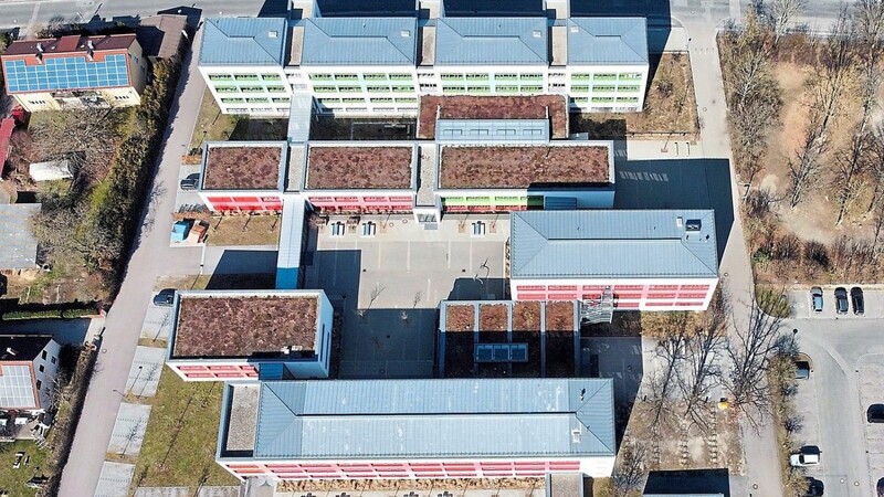 Das Schulzentrum am Aloys-Fischer-Platz: Die Grundschule (oben grün-weiß) erhält eine dezentrale Lüftungsanlage. Auch die Mittelschule (unten rot-weiß) soll mit einer solchen ausgestattet werden, jedoch muss dies - anders als bei der Grundschule - erst der Schulverband beschließen.
