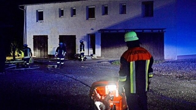 Dank der schnellen Alarmierung und der professionellen Arbeit der Feuerwehren konnte der Zimmerbrand in kurzer Zeit gelöscht werden.