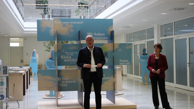 Bezirkstagspräsident Franz Löffler und Klimaschutzmanagerin Ina Stenzel eröffnen gemeinsam die Ausstellung "Klima Faktor Mensch".