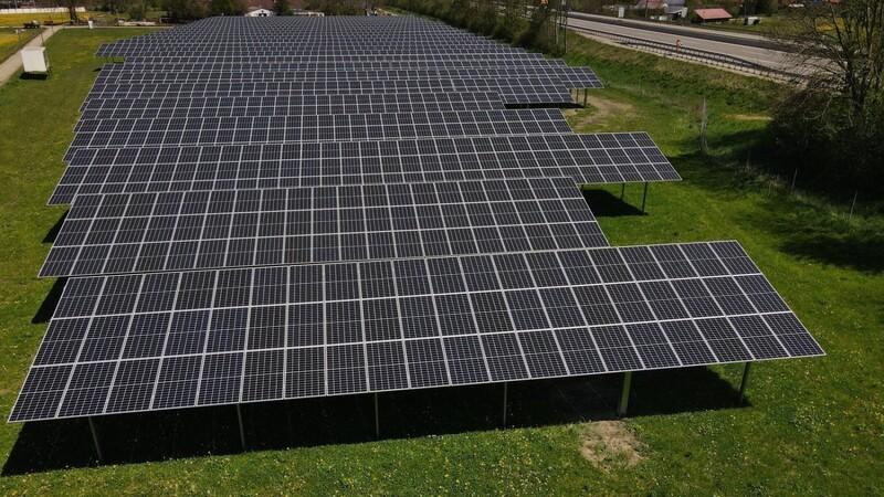 Freiflächen-Photovoltaik-Anlagen werden bevorzugt an "vorbelasteten Standorten" wie hier an der Autobahn gebaut. In Langenbach liegt entlang der Bahn ein klarer Schwerpunkt.