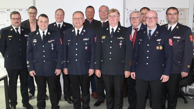 Wechsel in der Feuerwehrführung: Michael Gutscher (Zweiter von rechts) übernimmt das Amt des Kreisbrandmeister von Werner Bartl (Fünfter von rechts) und Konrad Kellner (Dritter von links) tritt die Nachfolge von Josef Pritzl (Fünfter von links) an.