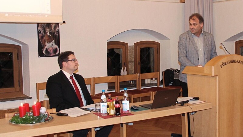 Bürgermeisterstellvertreter Johann Stibich (rechts) sprach Dr. Stefan Spindler (links) seinen Respekt für dessen "zielgerichteten Einsatz zum Wohl der Stadt Rötz" aus.