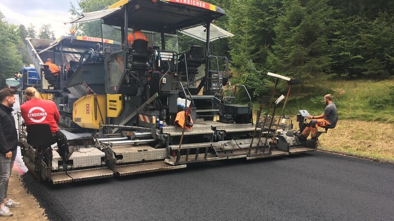 Der Asphaltfertiger im Einsatz auf der Bundesstraße 85 bei Miltach: In einem Arbeitsgang erhält die Fahrbahn eine neue Deckschicht.