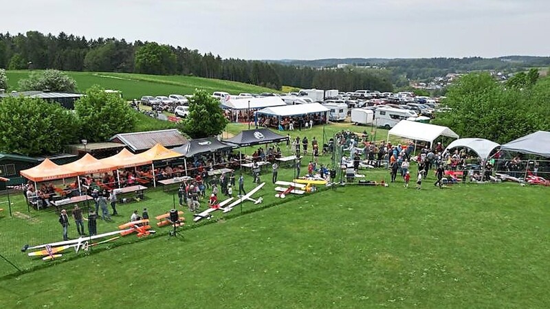 Ein Blick aus der Vogelperspektive: Viele interessierte Besucher zogen die Flugtage auf das Gelände des MBC Ikarus hoch über dem Abenstal bei Leitenbach.