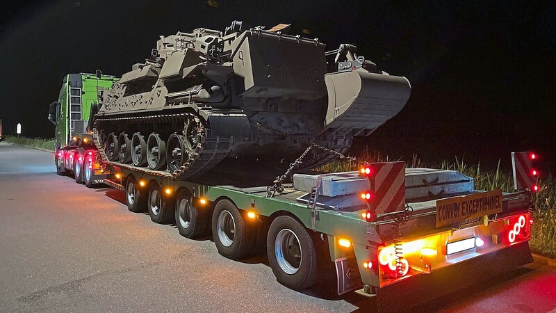 Ungewöhnliche Fracht: für den transportierten Panzer fehlt bislang die erforderliche Genehmigung.