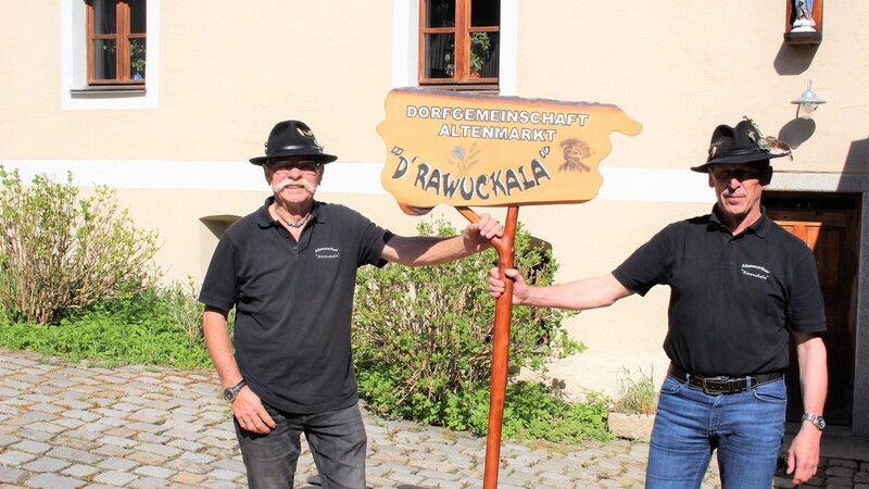 Zwei der Gründungsmitglieder: Ehren-Oberrawuckerl Max Gruber (links) und Oberrawuckerl Hermann Bucher in ihrer offiziellen Rawuckerl-Montur mit Hut und T-Shirt.