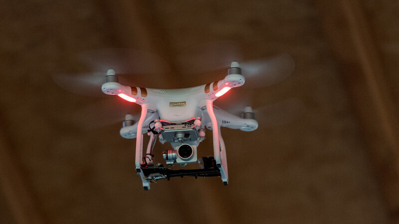 Ein Unbekannter hat laut Polizei verbotenerweise eine Drohne über den Pfingstritt fliegen lassen. (Symbolbild)