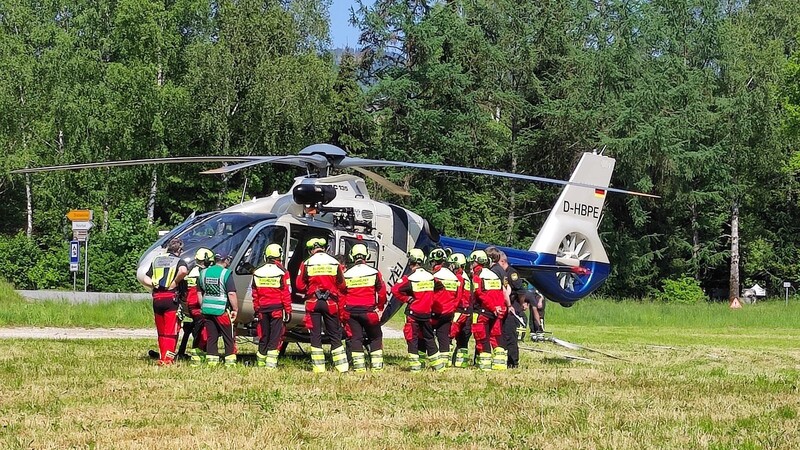 Die Hubschrauberbesatzung bespricht mit den Flughelfern des Landkreises Cham den Einsatz.