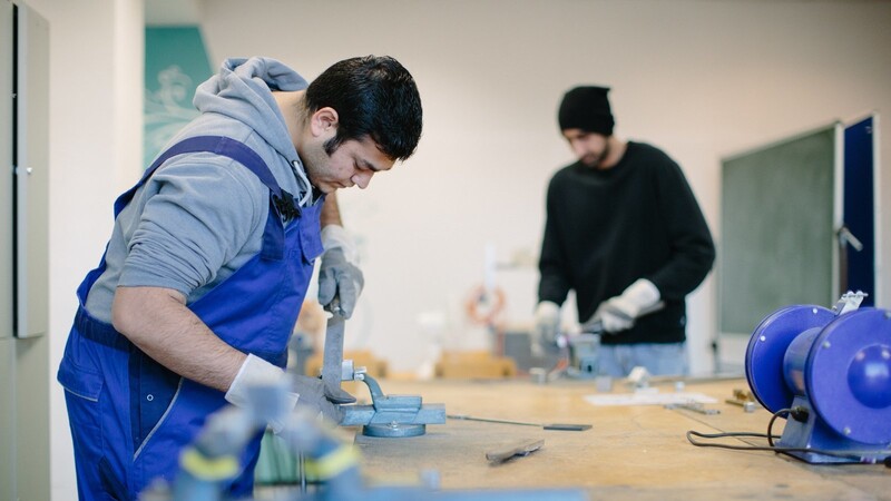Mit einem Programm, das vom Bayerischen Innenministerium gefördert wird, will die Handwerkskammer junge Flüchtlinge und Jugendliche mit Migrationshintergrund für eine Ausbildung im Handwerk begeistern.